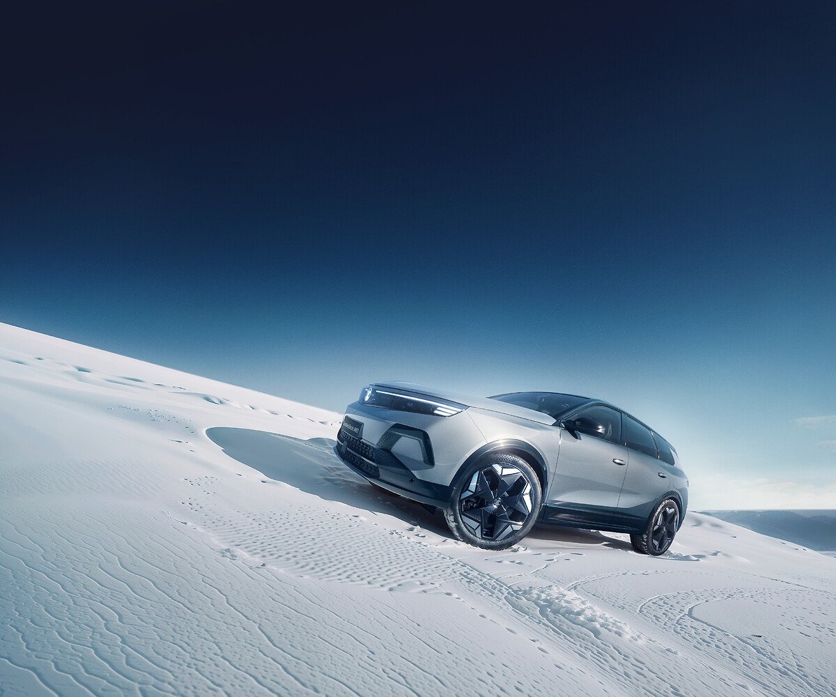 PRICING AND SPECIFICATION ANNOUNCED FOR POWERFUL VAUXHALL GRANDLAND ELECTRIC AWD